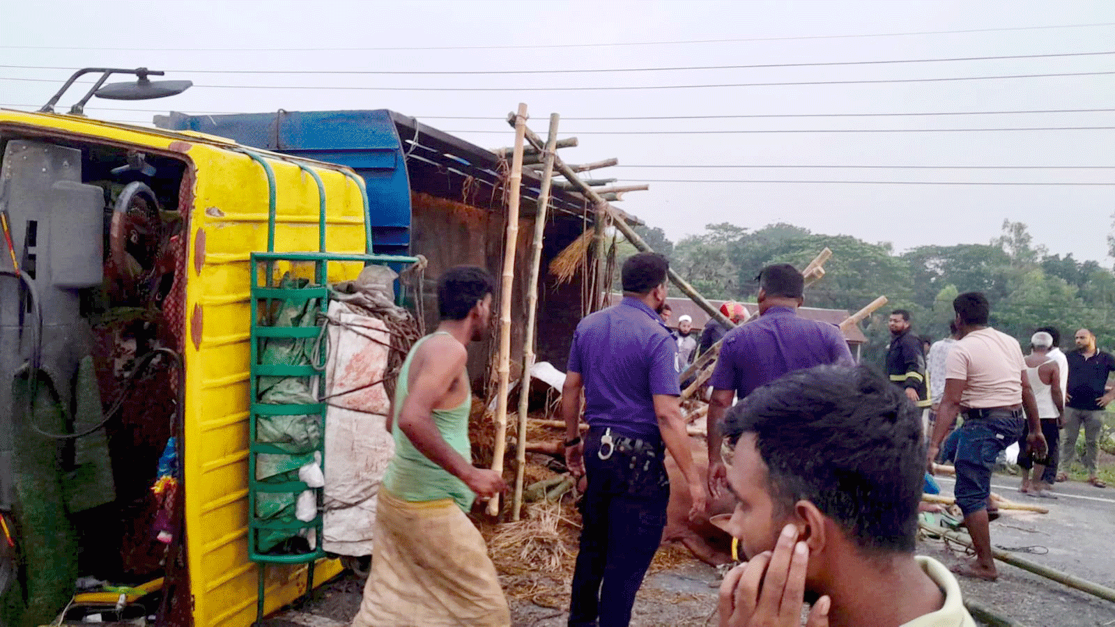 মানিকগঞ্জে গরুর ট্রাক-মোটরসাইকেলের মুখোমুখি সংঘর্ষে নিহত ১