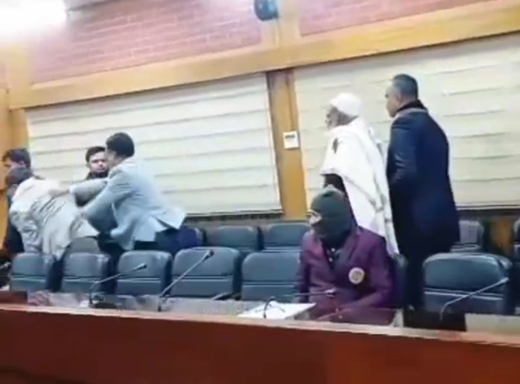 রিটার্নিং কর্মকর্তার কার্যালয়ে স্বতন্ত্র প্রার্থীকে হেনস্তার অভিযোগ