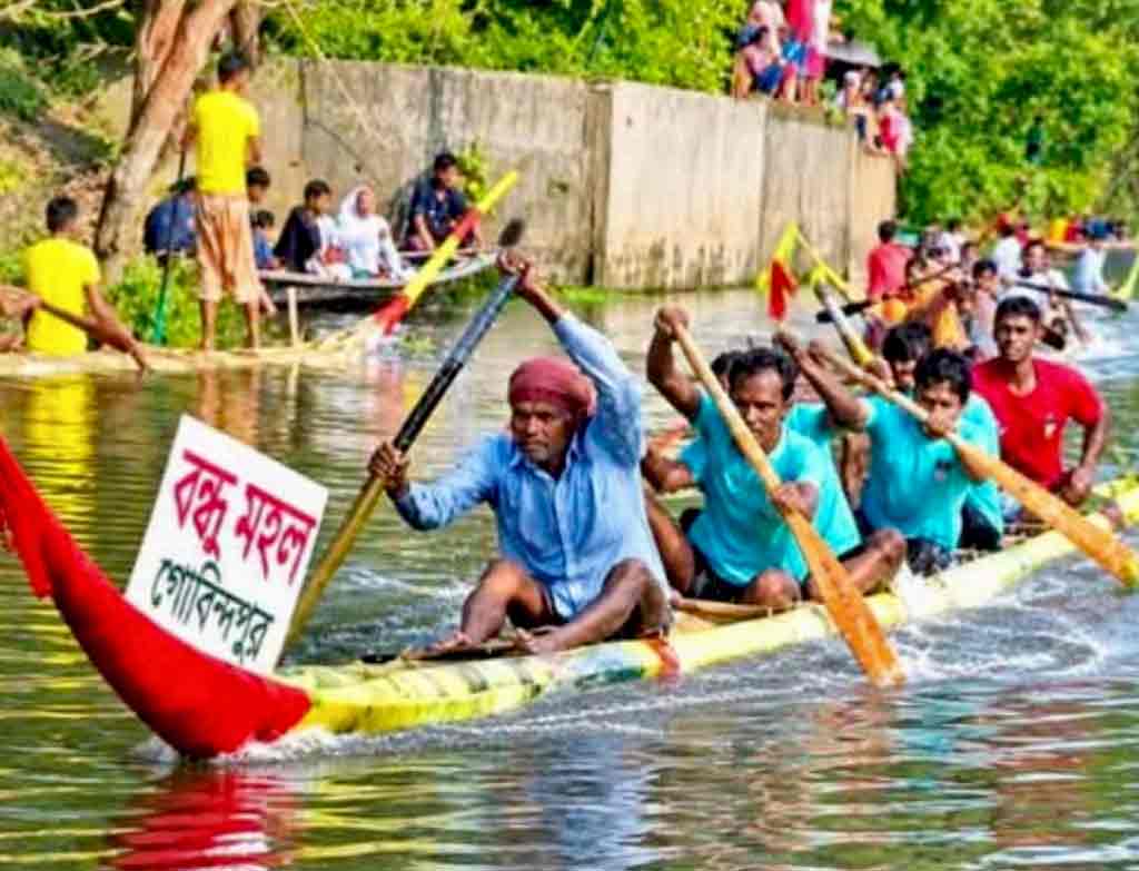 ইছামতীর বুকে ভেলাবাইচ: নদীর দুই পাড়ে মানুষের ঢল, চ্যাম্পিয়ন ‘বন্ধুমহল’