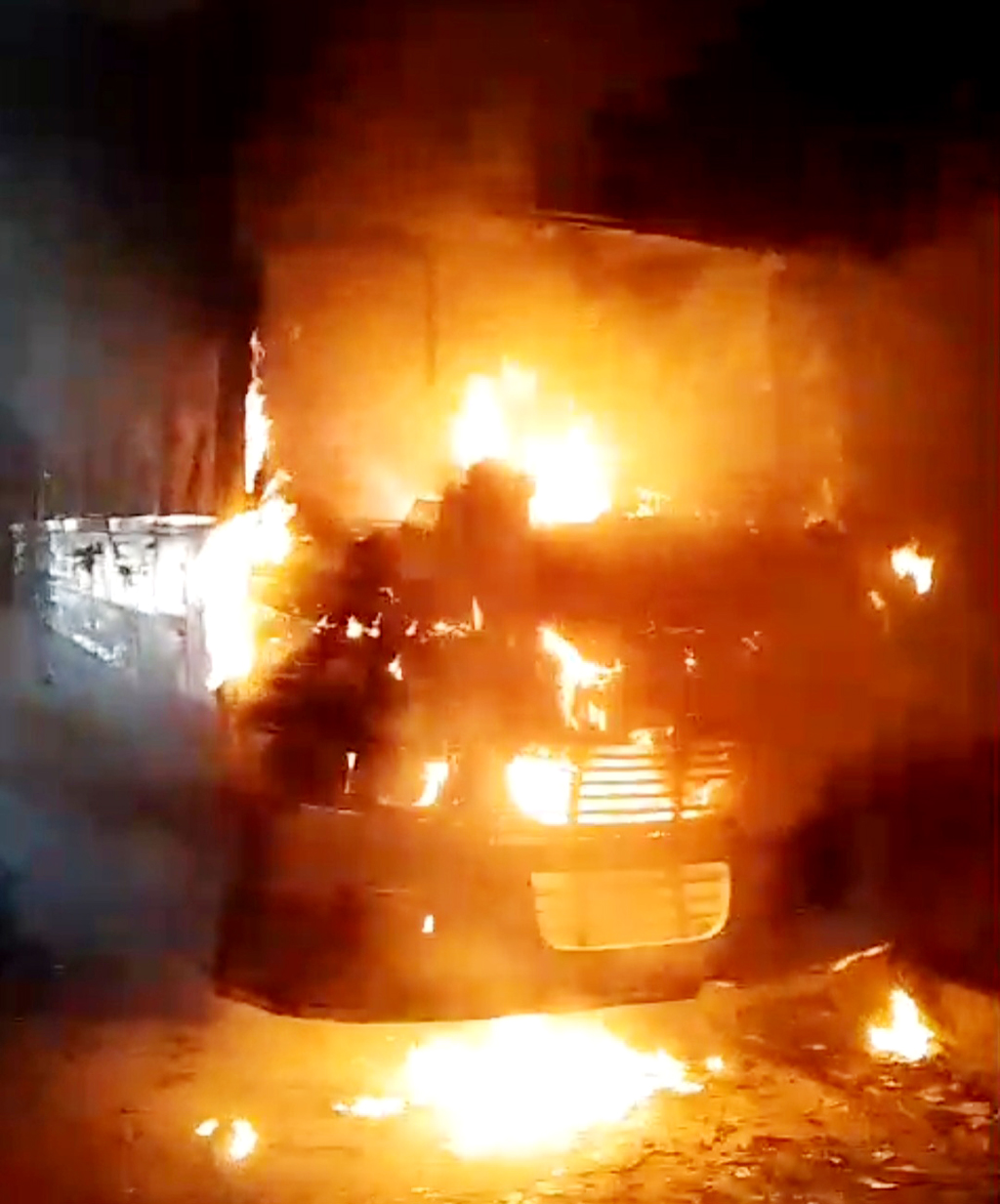 মানিকগঞ্জে থেমে থাকা স্কুলবাসে দুর্বৃত্তের আগুন, ঘুমন্ত চালক দগ্ধ