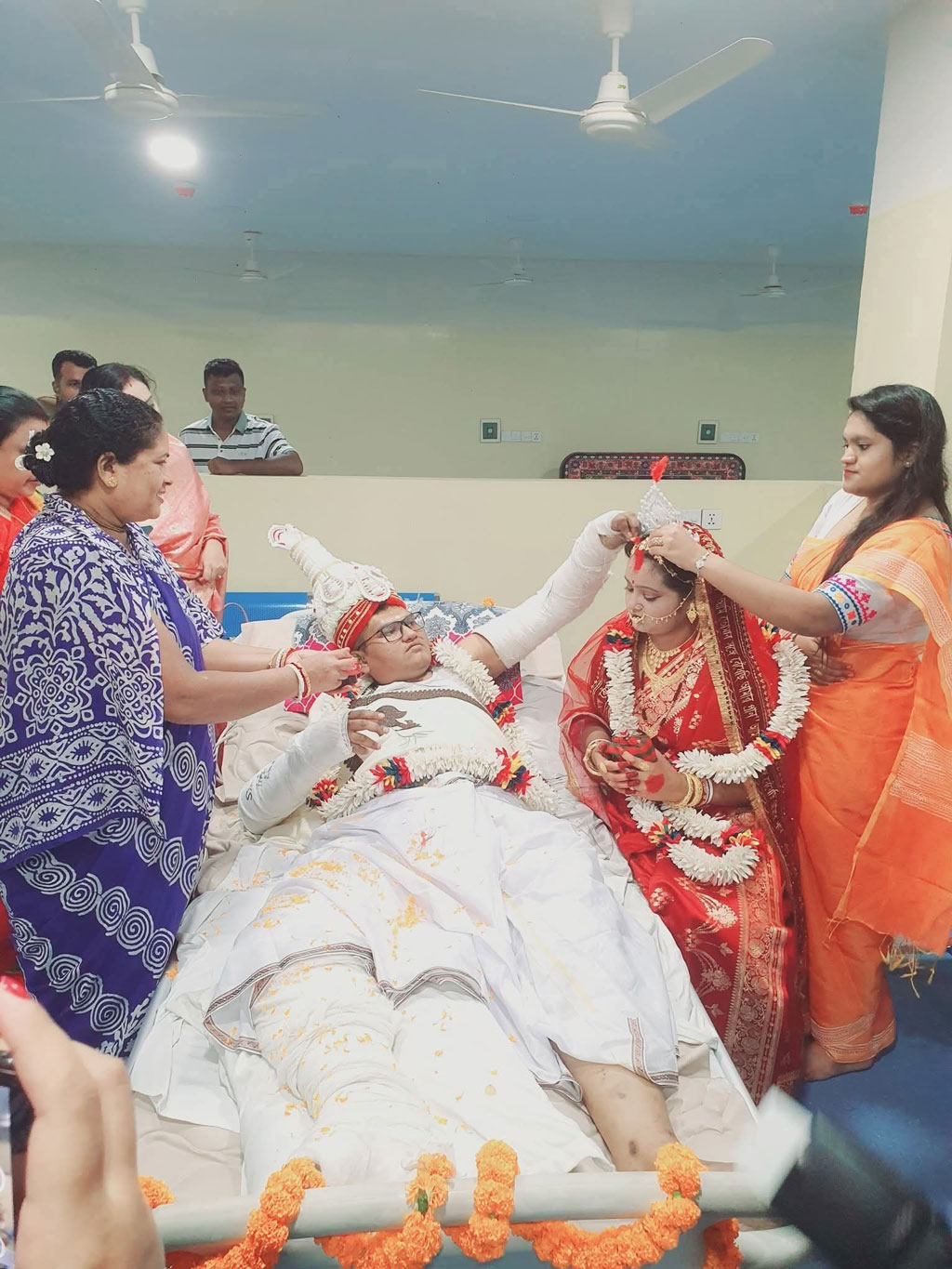 ভাঙা হাত-পা নিয়ে হাসপাতালে বিয়ে, মানিকগঞ্জের যুগলের কাণ্ড ভাইরাল