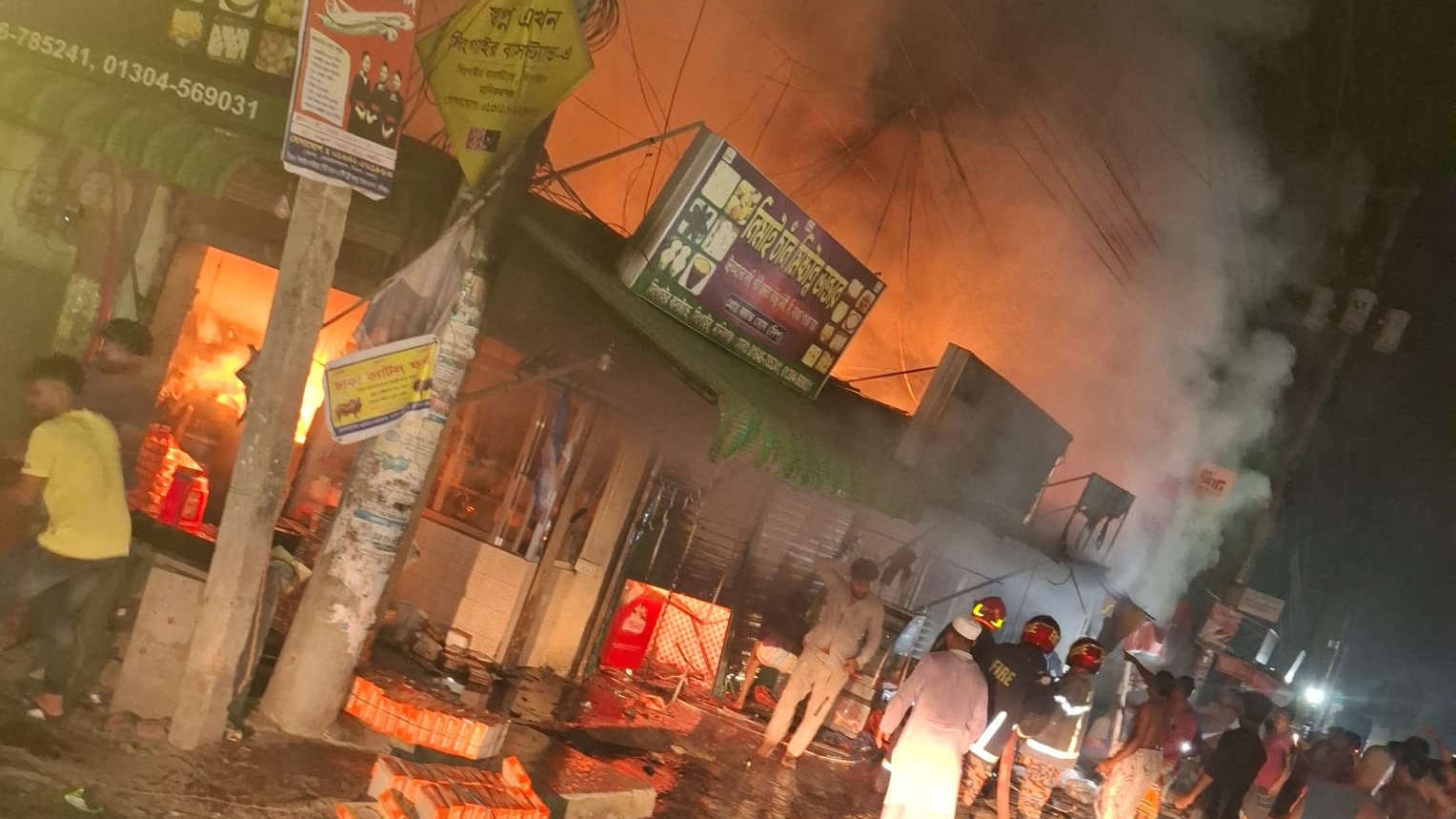 সিংগাইর বাসস্ট্যান্ডে অগ্নিকাণ্ড, ৪ দোকান পুড়ে ছাই