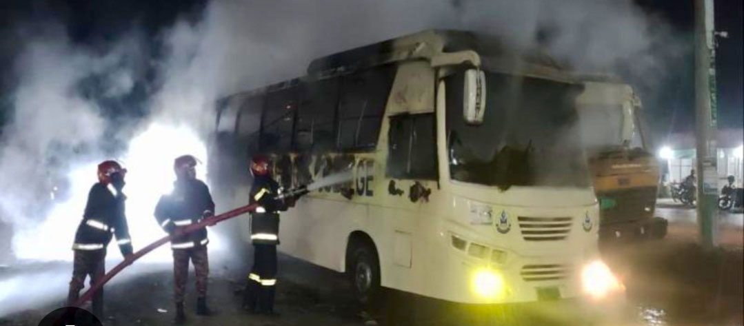 মানিকগঞ্জে দুর্বৃত্তের আগুনে পুড়ল স্কুলবাস