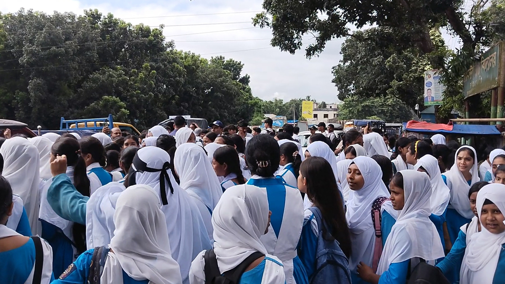 সিংগাইরে শিক্ষক লাঞ্ছনার ঘটনায় শিক্ষার্থীদের বিক্ষোভ ও সড়ক অবরোধ