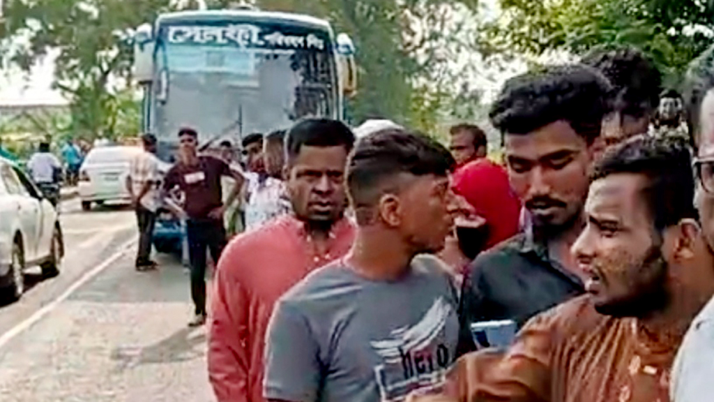 ঘিওরে বাস-মোটরসাইকেল সংঘর্ষে যুবক নিহত, আহত ১