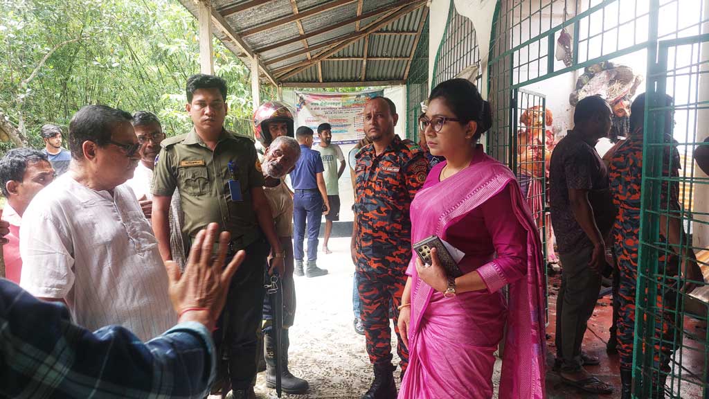 মানিকগঞ্জে মন্দিরে অগ্নিকাণ্ড, ঘটনাস্থল পরিদর্শনে সেনাবাহিনী ও পুলিশ