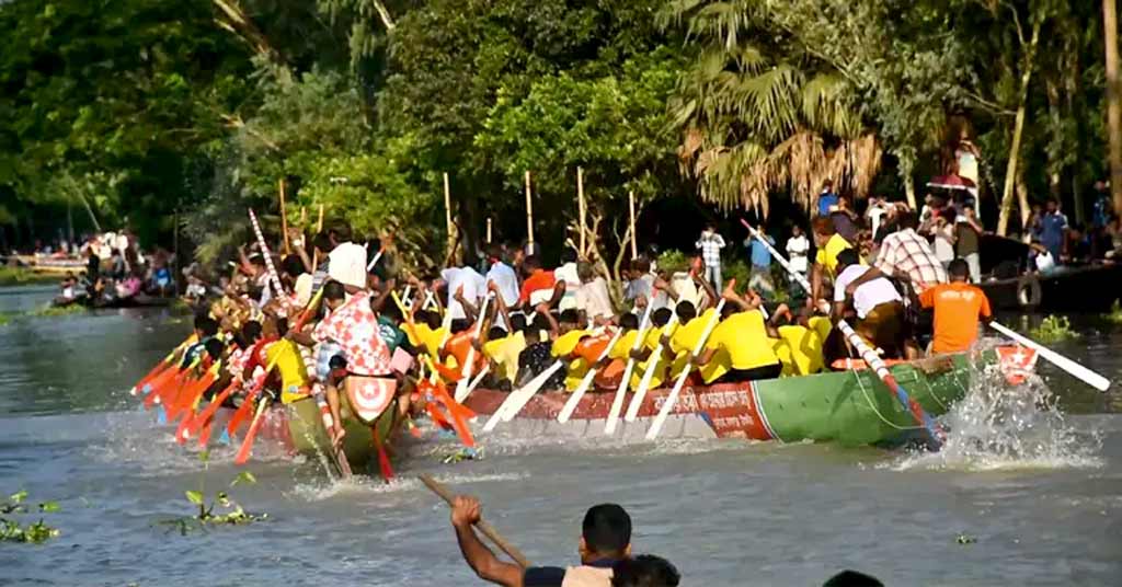 এক যুগ পর ইছামতীতে বৈঠার ঝড়, নৌকাবাইচে জনস্রোত