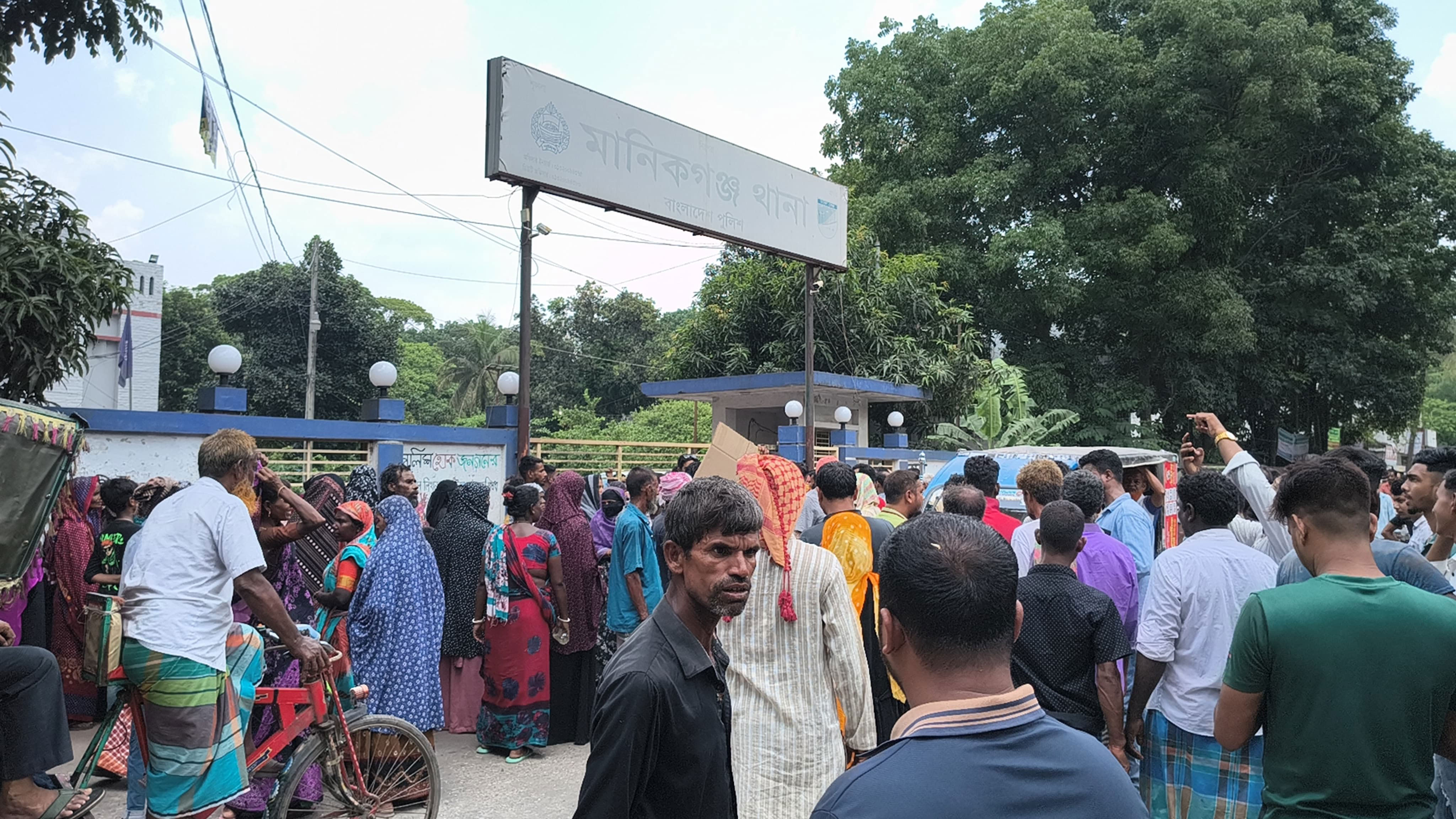 মানিকগঞ্জে হত্যা মামলায় গ্রেপ্তার সন্দেহভাজন আসামির মুক্তির দাবিতে থানার সামনে বিক্ষোভ