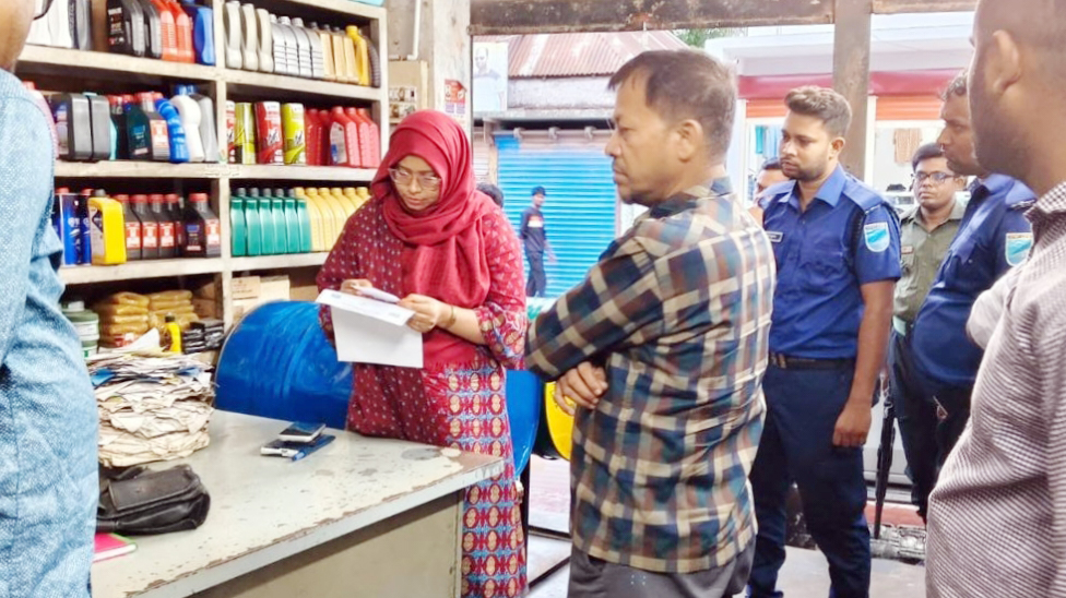 অবৈধভাবে জ্বালানি তেল মজুত ও বিক্রির দায়ে জরিমানা, ২৪ ড্রাম জ্বালানি জব্দ