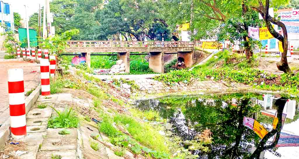 মানিকগঞ্জ শহর: ৫২ কোটিতেও নিষ্প্রাণ খাল