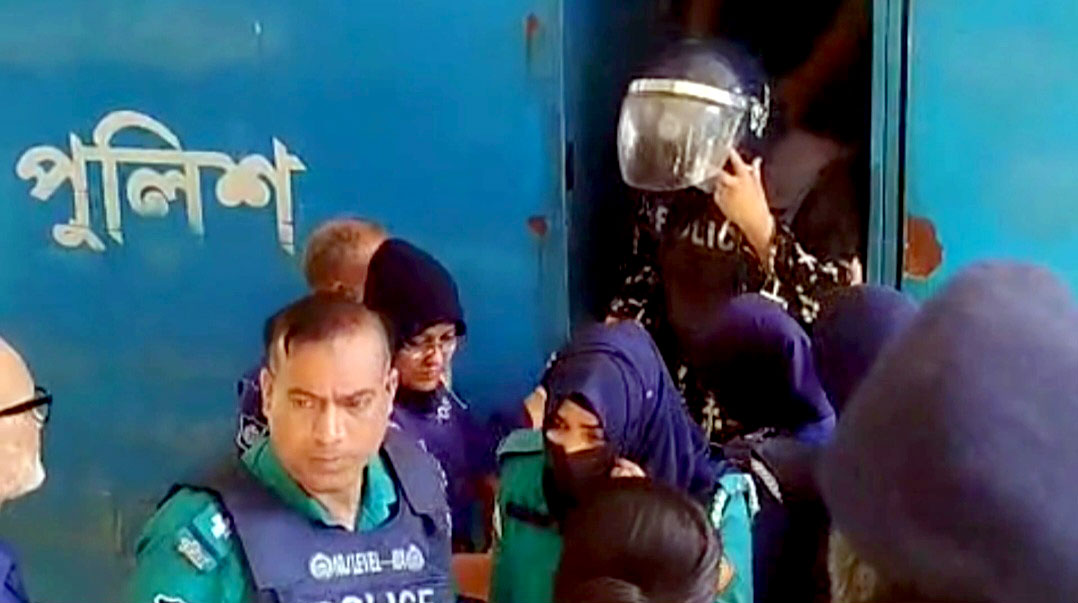 কড়া পাহারায় মানিকগঞ্জের আদালতে সাবেক এমপি ও কণ্ঠশিল্পী মমতাজ