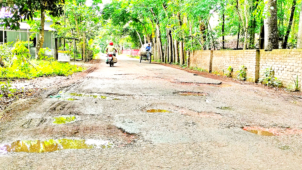 মানিকগঞ্জের ঘিওর: খানাখন্দে ভরা সড়ক, দুর্ভোগে চালক-যাত্রী