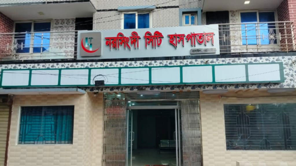 ১৮ ইঞ্চির কাপড় পেটে রেখেই সেলাই, সংকটাপন্ন প্রসূতি