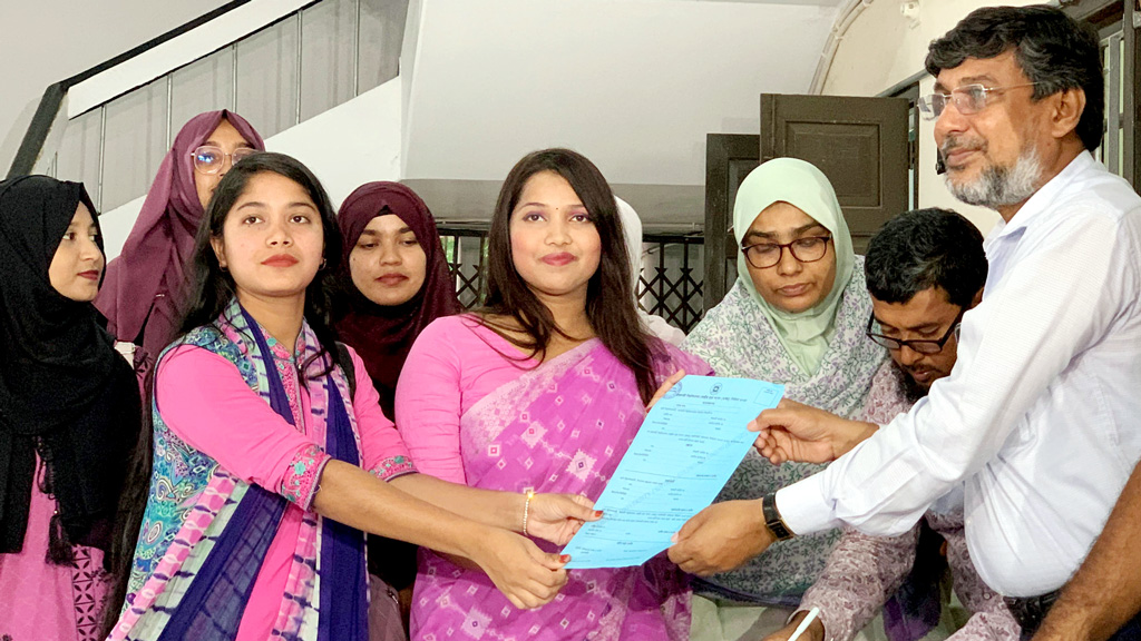 রাকসু নির্বাচনের মনোনয়নপত্র বিতরণ শুরু