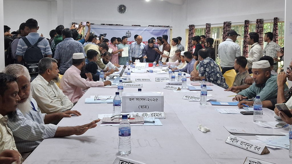 চাকসু নির্বাচন: শেষ দিনে মনোনয়ন ফরম সংগ্রহের হিড়িক