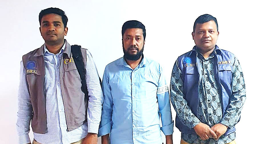 অতি লোভে তাঁতি নষ্ট: ৬০০ কোটি টাকা হারালেন নওগাঁর ৮০০ জন!