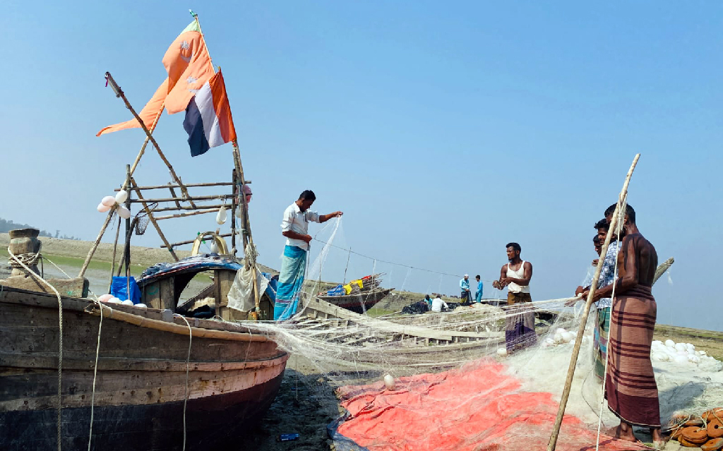 ভরা মৌসুমেও মেঘনায় মিলছে না কাঙ্ক্ষিত ইলিশ, দুশ্চিন্তায় মনপুরার জেলে পরিবার