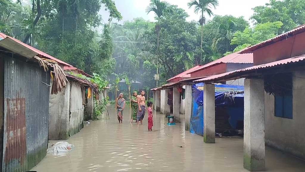 মনপুরায় মেঘনায় পানি বিপৎসীমার ওপরে বইছে, নিম্নাঞ্চল প্লাবিত, পানিবন্দী ১০ হাজার মানুষ