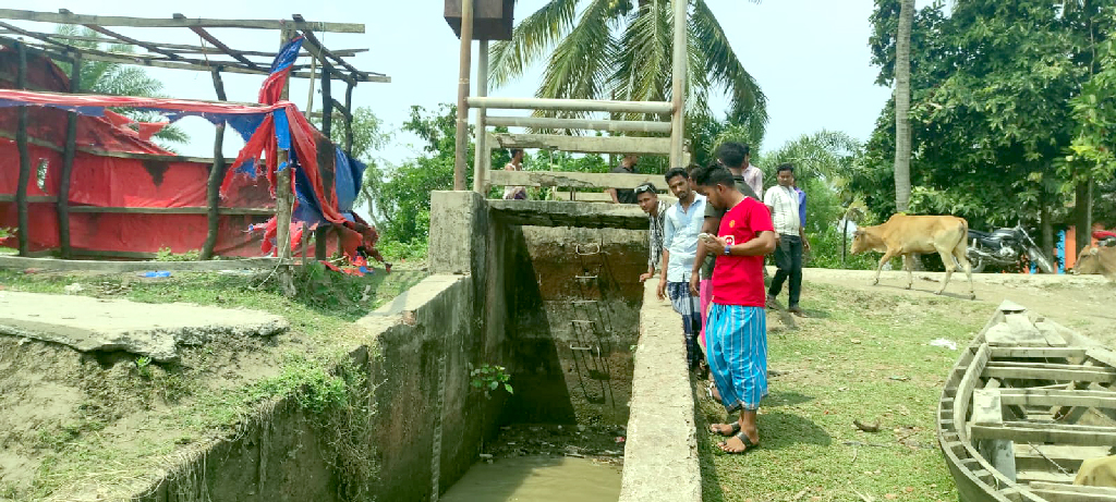 মনপুরায় স্লুইস গেটের পানিতে সাঁতার কাটতে গিয়ে মাদ্রাসাছাত্র নিখোঁজ