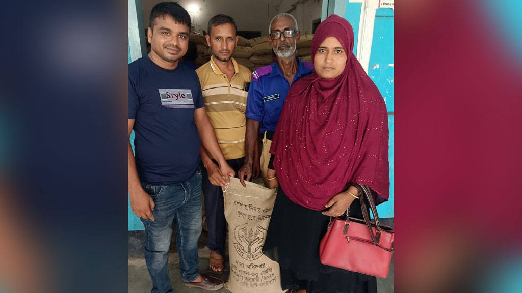 ক্ষমতাচ্যুত হওয়ার ১০ মাস পরেও সরকারি চালের বস্তায় শেখ হাসিনার নাম