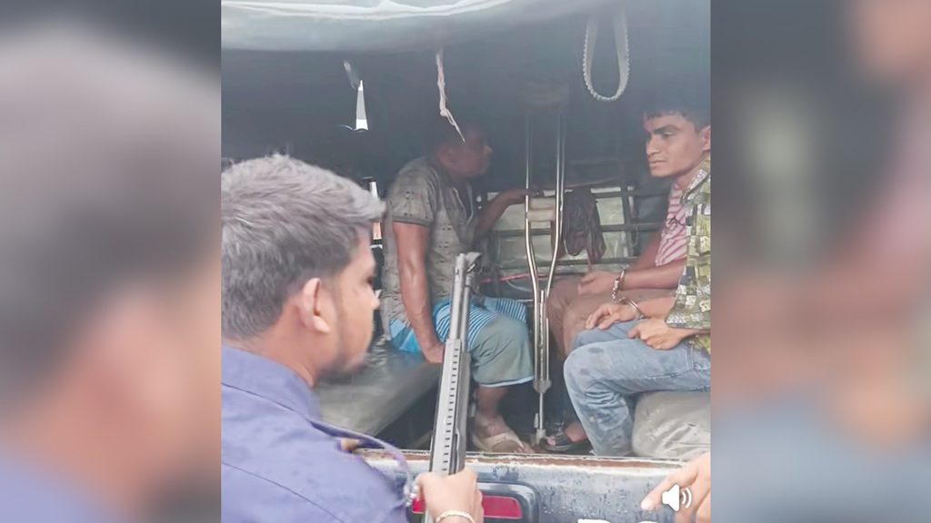 দিনেদুপুরে অটোরিকশায় তুলছিলেন গরু, আটক ৩ চোর