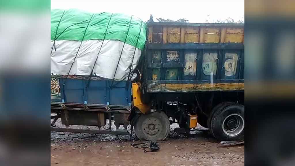 দাঁড়িয়ে থাকা ট্রাকে চলন্ত ট্রাকের ধাক্কা, চালক ও সহকারী নিহত