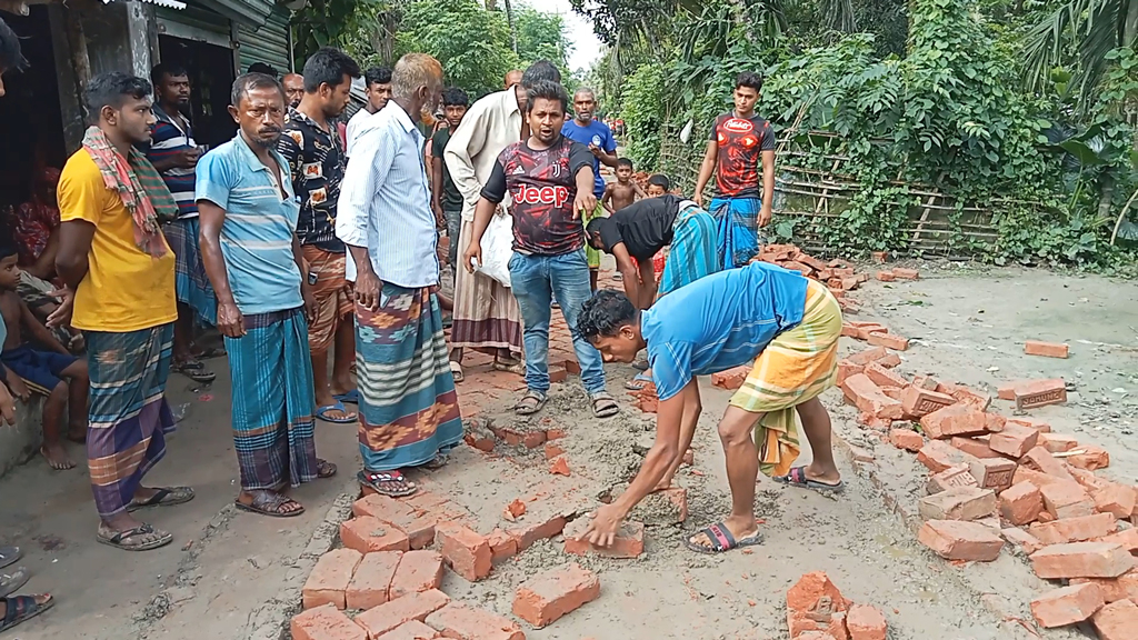 মনিরামপুরে নিম্নমানের ইট দিয়ে রাস্তা সংস্কারের চেষ্টা, স্থানীয়দের বাধায় কাজ বন্ধ