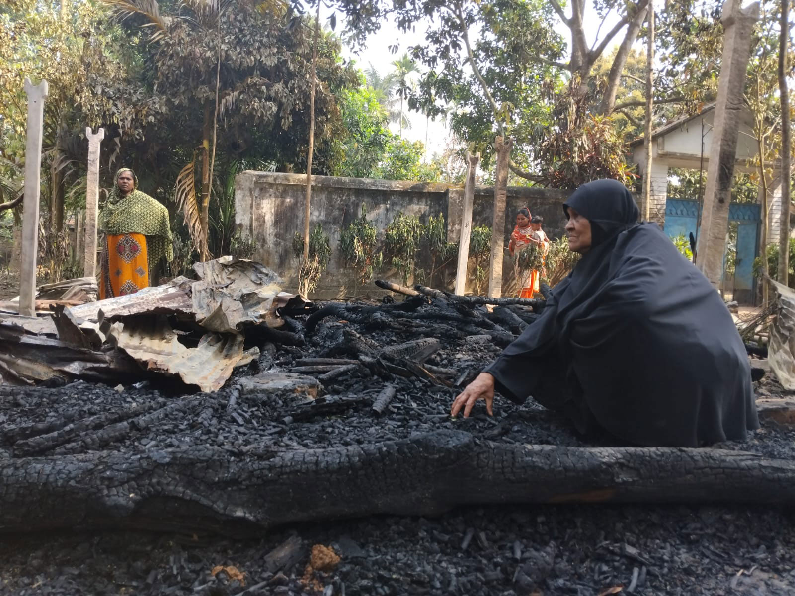 ছেলের দেওয়া আগুনে পুড়ল বাবার ঘর
