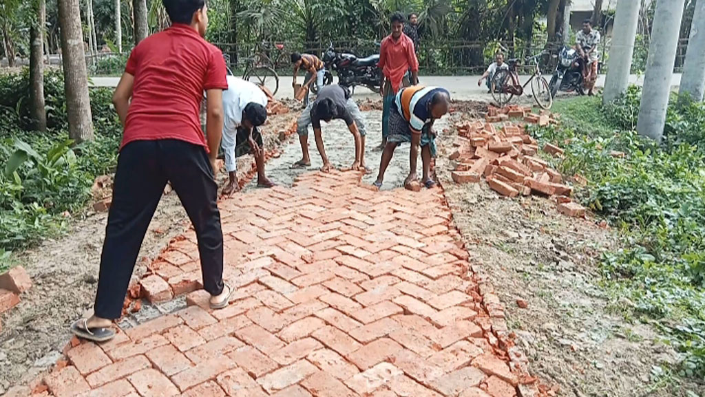 নিম্নমানের ইটে রাস্তা সংস্কার, কাজ বন্ধ করে দিলেন এলাকাবাসী