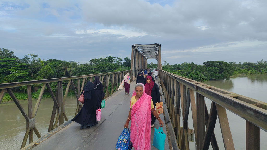 বেইলি ব্রিজের পাটাতন নড়বড়ে, ব্যাহত যান চলাচল