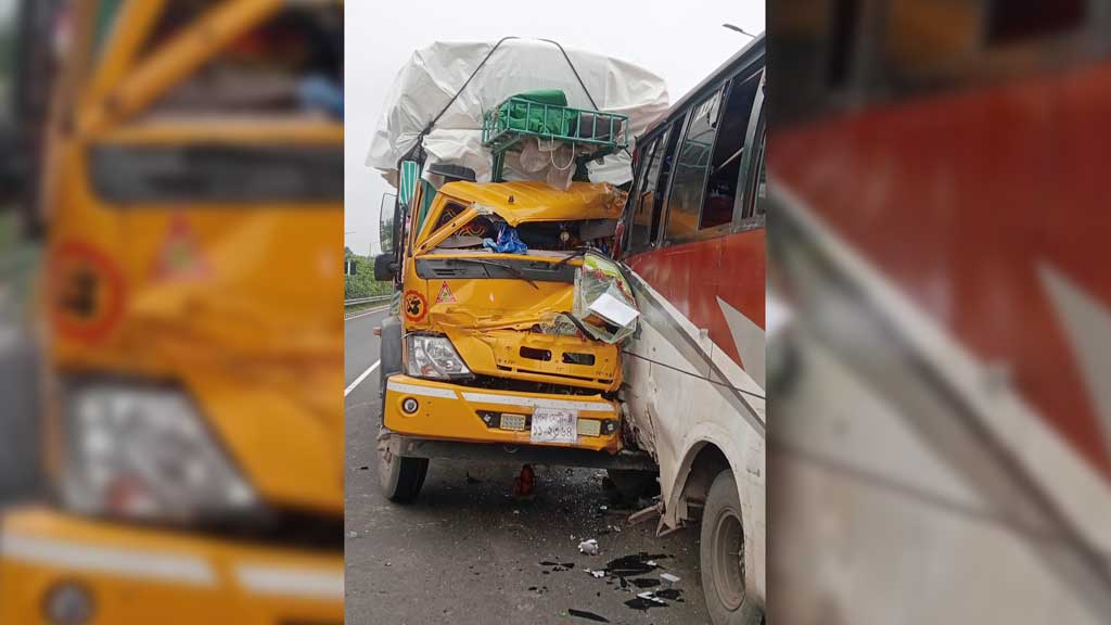 এক্সপ্রেসওয়েতে থেমে থাকা বাসের পেছনে ট্রাকের ধাক্কা, নিহত ১