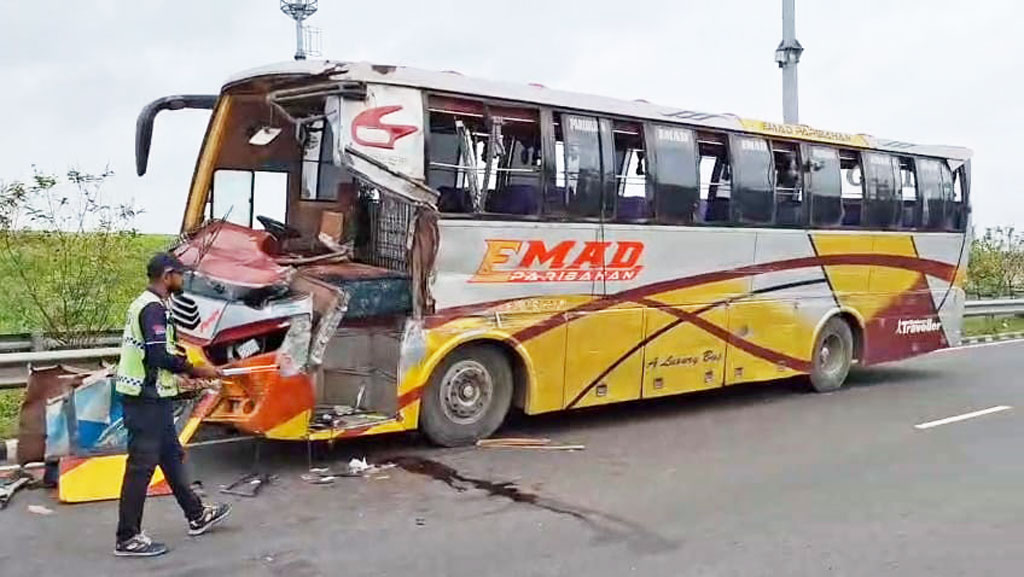 ঢাকা-মাওয়া এক্সপ্রেসওয়েতে দাঁড়িয়ে থাকা বাসে আরেক বাসের ধাক্কা, নিহত ১