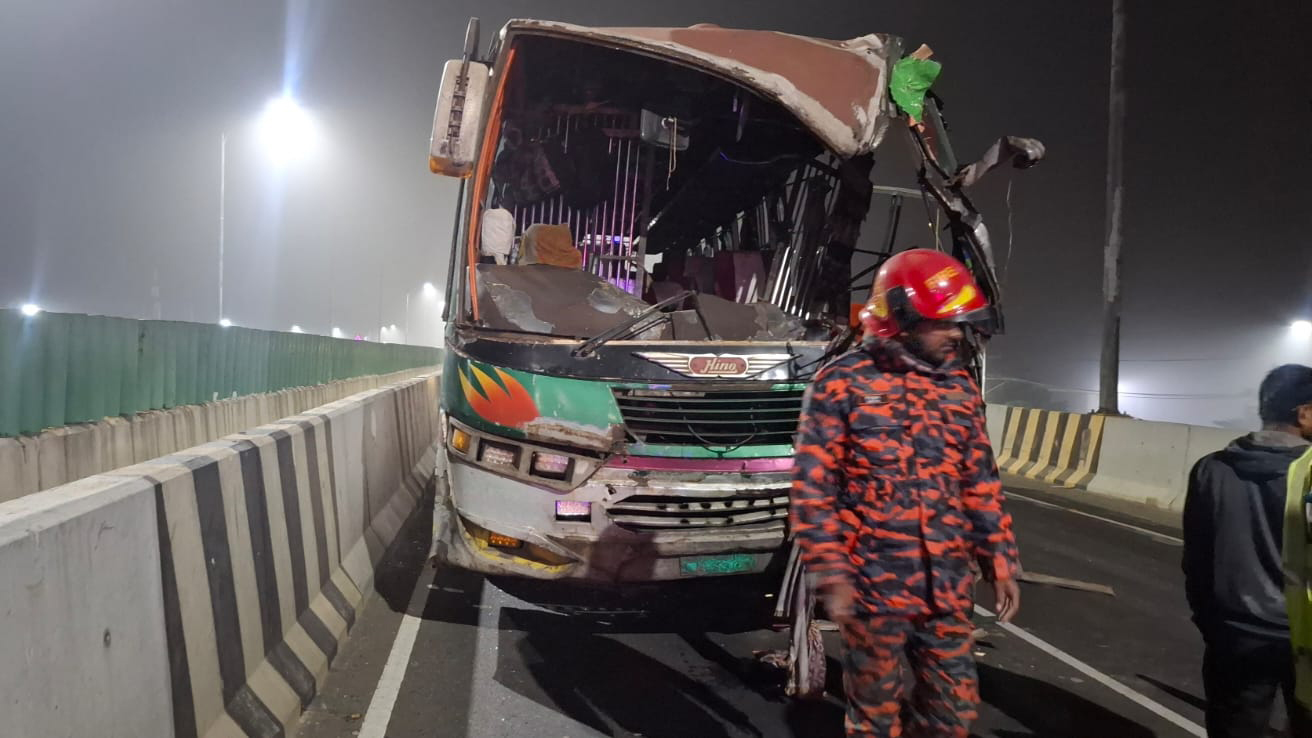 শ্রীনগরে গতকাল রাতে যাত্রীবাহী বাস নিয়ন্ত্রণ হারিয়ে ট্রাকের পেছনে ধাক্কা দিলে বাসের সামনের অংশ মুচড়ে যায়। ছবি: আজকের পত্রিকা