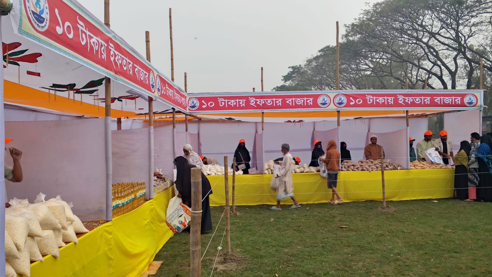 টঙ্গীবাড়ীতে ১০ টাকায় ইফতারসামগ্রী, সুবিধা পেল পাঁচ শতাধিক পরিবার