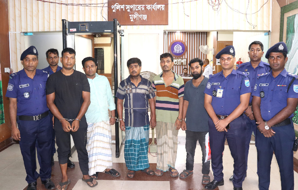 মুন্সিগঞ্জে ঠিকাদারি প্রতিষ্ঠানে ডাকাতির ঘটনায় গ্রেপ্তার ব্যক্তিরা। ছবি: আজকের পত্রিকা