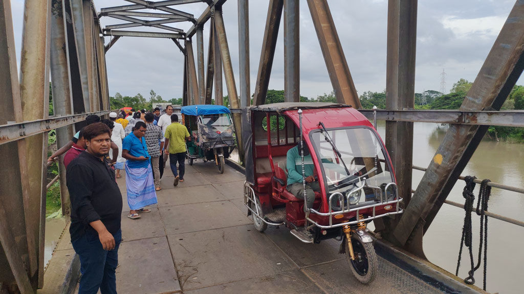 মুন্সিগঞ্জের টঙ্গিবাড়ীর কুণ্ডেরবাজারসংলগ্ন ডহরী খালের বেইলি ব্রিজের পাটাতন নড়বড়ে হয়ে যানবাহন চলাচল ব্যাহত। ছবি: আজকের পত্রিকা