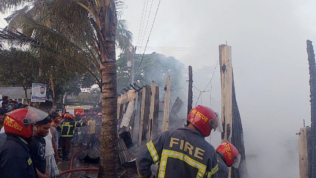 সিরাজদিখানে অগ্নিকাণ্ডে ৩ দোকান ভস্মীভূত
