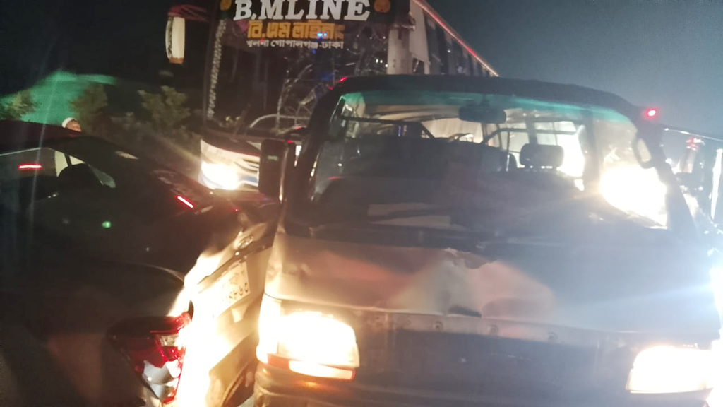 বিকল প্রাইভেট কারে দুই গাড়ির ধাক্কা, চালকের প্রাণহানি