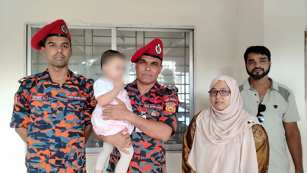 কলেজের লিফটে আটকা মা ও শিশু, ডাকতে হলো ফায়ার সার্ভিস