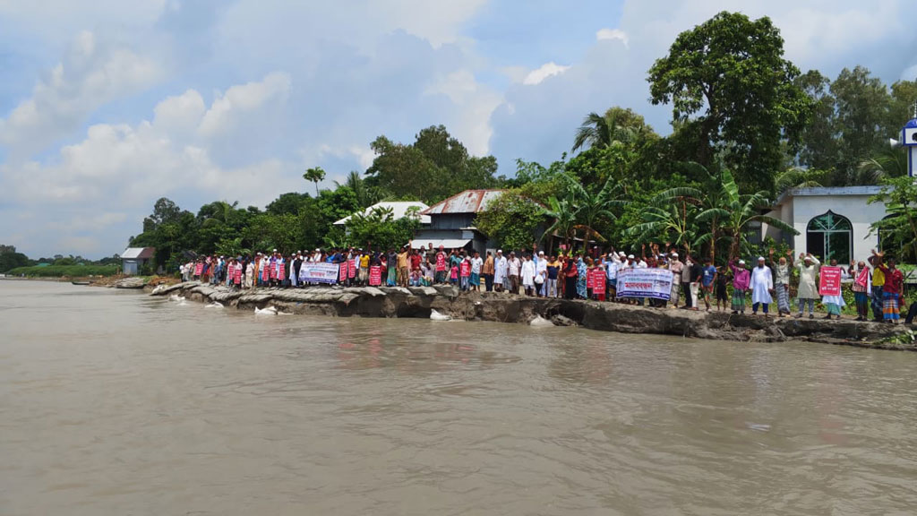 মুন্সিগঞ্জে পদ্মার শাখা নদীর ভাঙন থেকে গ্রাম রক্ষার দাবি