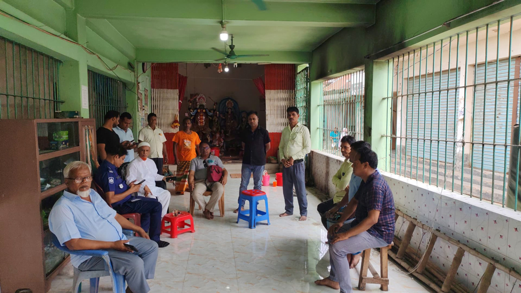 সিরাজদিখানে মন্দিরের দানবাক্স ভেঙে টাকা চুরি