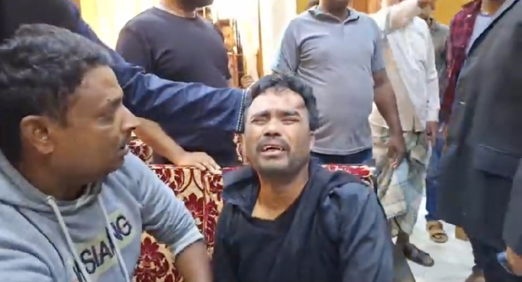 মুন্সিগঞ্জে ছাত্রীকে ধর্ষণচেষ্টার অভিযোগ, শিক্ষককে পিটুনি দিয়ে পুলিশে সোপর্দ