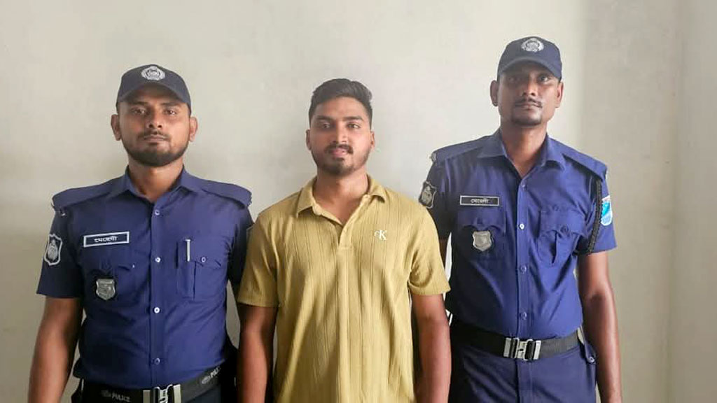 লঞ্চে দুই তরুণীকে মারধরের ঘটনায় যুবক দুই দিনের রিমান্ডে