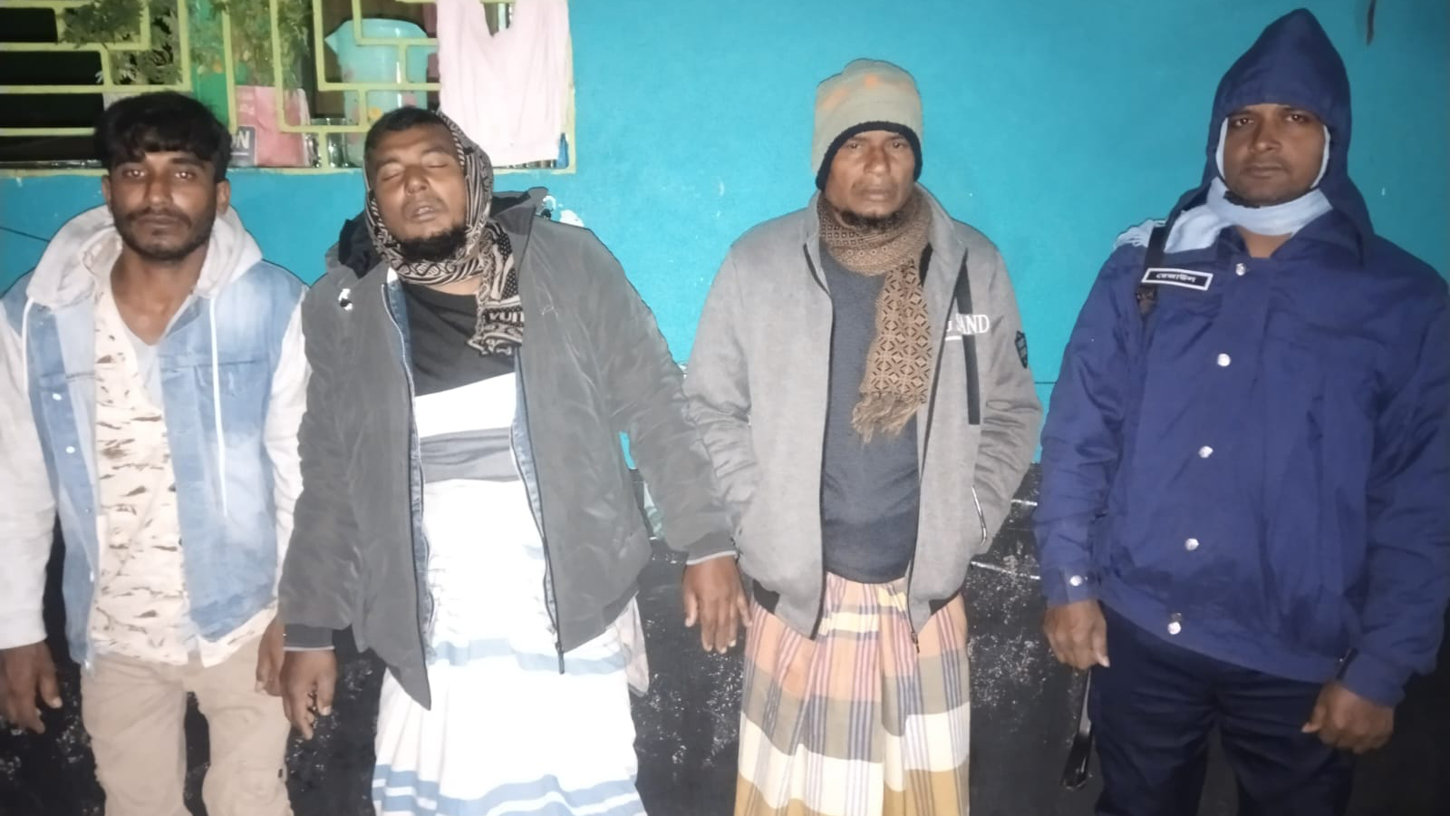 মুন্সিগঞ্জে সেনাবাহিনীর অভিযানে ককটেল-বিয়ারসহ ৩ জন আটক