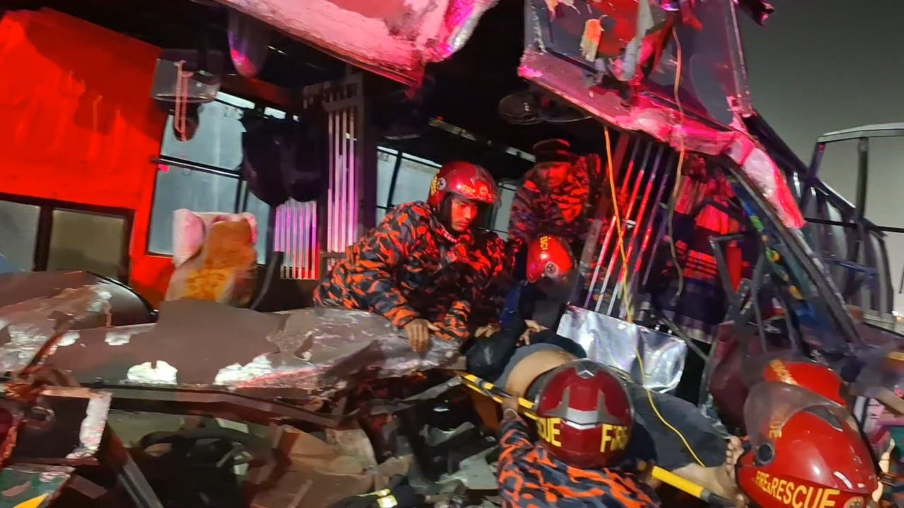 ঢাকা-মাওয়া এক্সপ্রেসওয়েতে ট্রাকের পেছনে বাসের ধাক্কা, নারীসহ আহত ৬