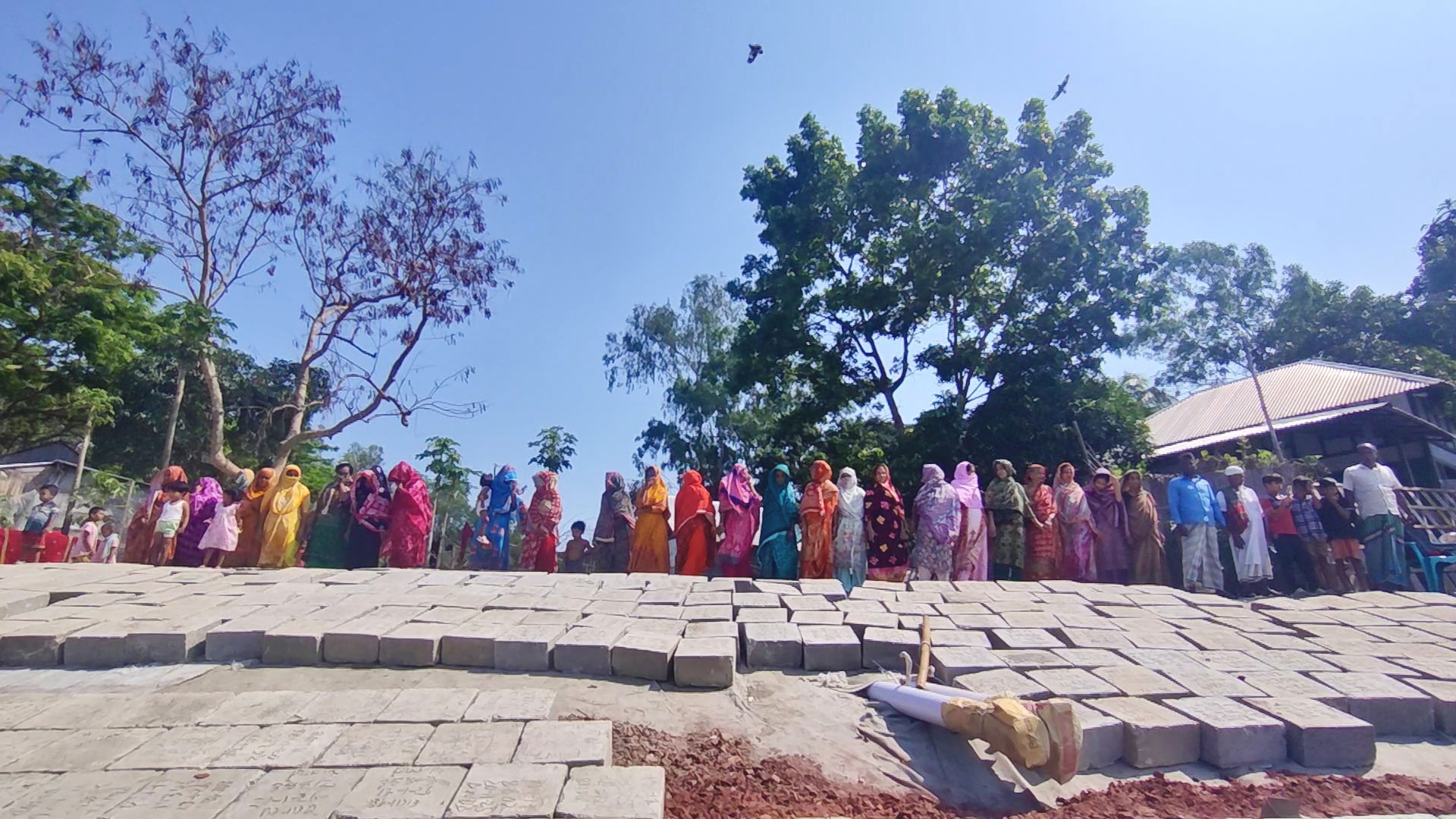 টঙ্গিবাড়ী দীঘিরপাড়ে ঘাটলা নির্মাণের দাবিতে মানববন্ধন