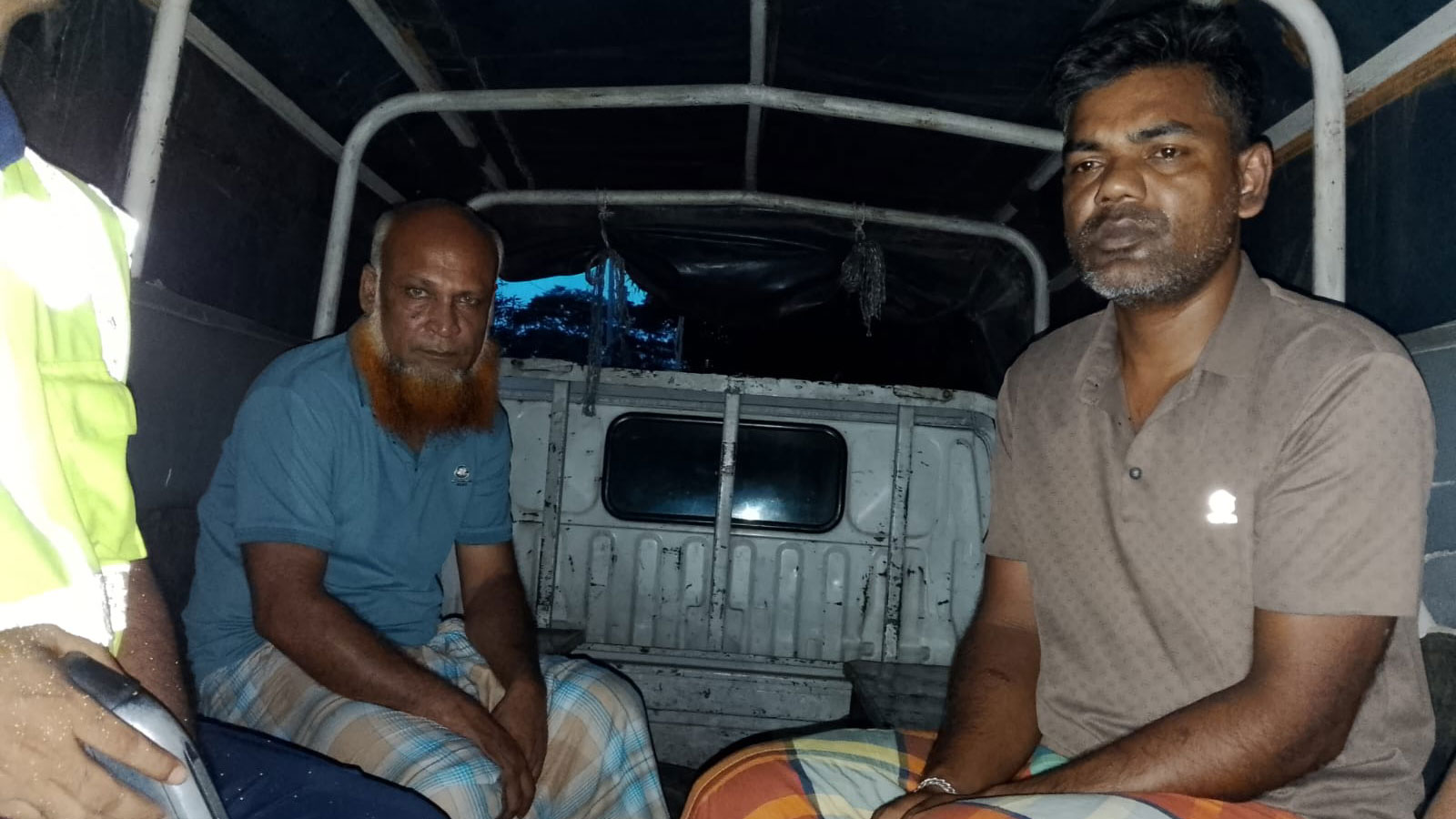 মুন্সিগঞ্জে সেনা ও এনএসআইয়ের অভিযানে অস্ত্র ও মাদকসহ দুই সহোদর গ্রেপ্তার