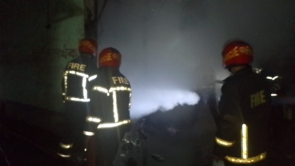 সিরাজদিখানে আগুনে পুড়ল হার্ডওয়্যারের দোকান