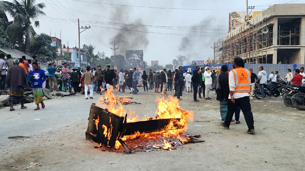 মুন্সিগঞ্জ-৩: প্রার্থী পরিবর্তনের দাবিতে বিএনপি নেতা-কর্মীদের সেতু অবরোধ