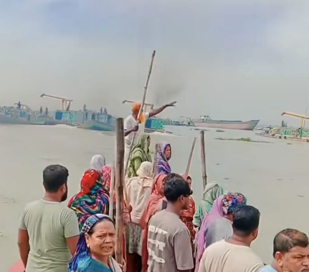 নদীর তীরে বালু তোলা রুখতে গ্রামবাসীর প্রতিরোধ, ড্রেজার সরাল ইজারাদার পক্ষ